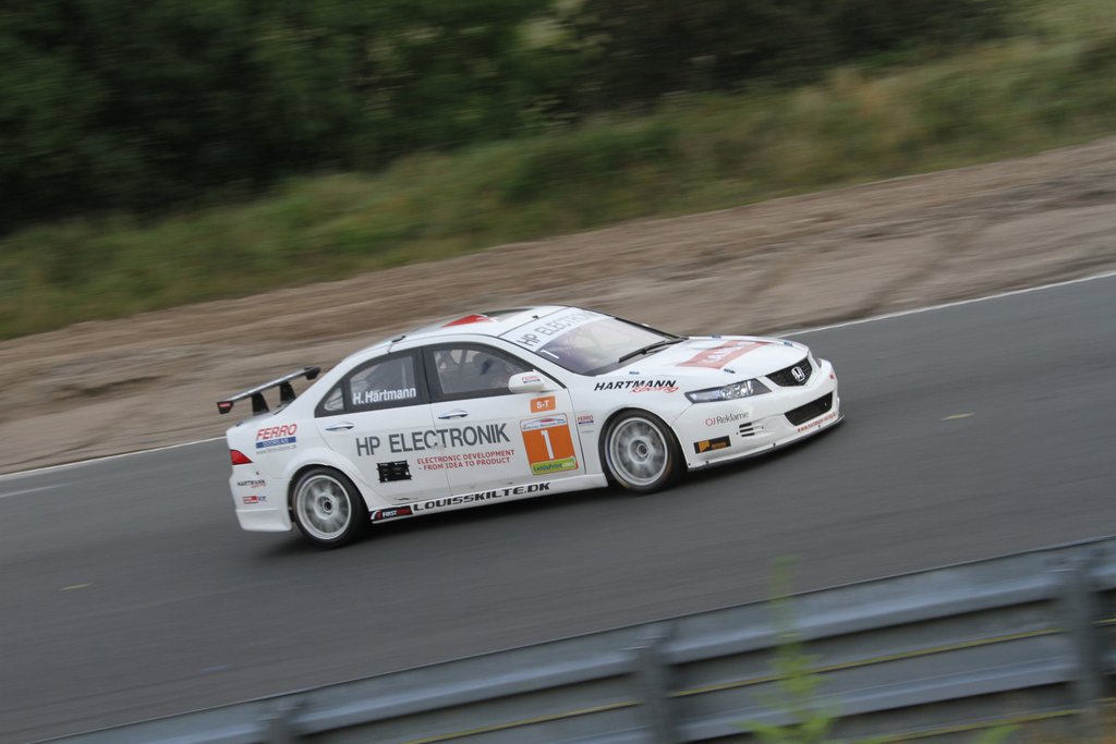 På trods af en problemfyldt weekend for Hans Hartmann, så sikrede han sig mesterskabet i Super Touring divisionen allerede inden sidste afdeling
(Foto: Keld Dohm)